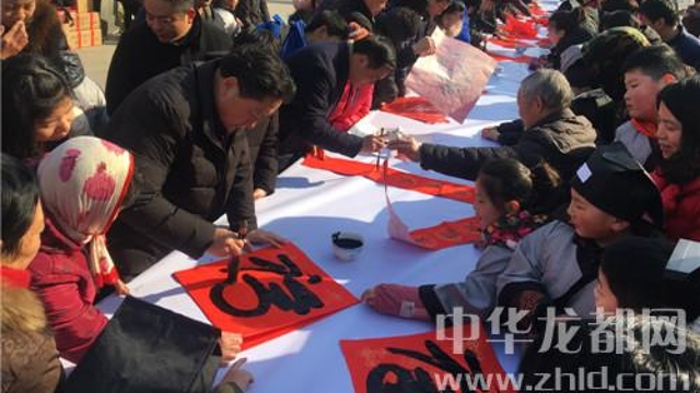 書法家揮毫送“?！?眾市民喜領(lǐng)春聯(lián)