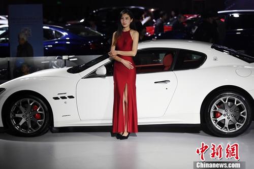 11月9日，2017第14屆中國(guó)西南（昆明）國(guó)際汽車博覽會(huì)在昆明滇池國(guó)際會(huì)展中心開展，市民欣賞了一場(chǎng)汽車盛宴。會(huì)展現(xiàn)場(chǎng)還展出了新能源汽車及機(jī)車。<a target='_blank' href='http://www.chinanews.com/'>中新社</a>記者李進(jìn)紅攝