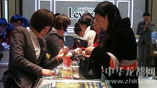 臨近春節(jié)，周口消費(fèi)市場(chǎng)紅似火