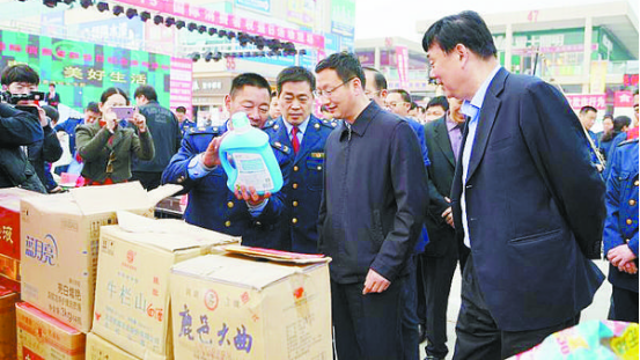 項(xiàng)城市消協(xié)、市工商局舉行國(guó)際消費(fèi)者權(quán)益日宣傳活動(dòng)