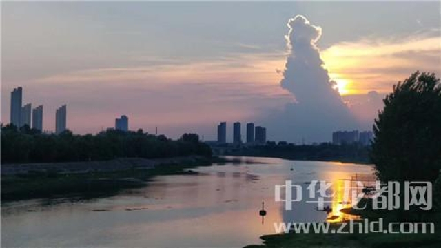 為了這朵云，周口人聚集在大慶路橋上……