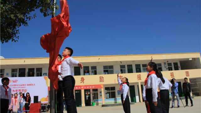 周口留守兒童的國(guó)慶節(jié)：敬隊(duì)禮、升國(guó)旗