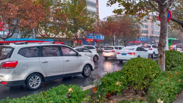 雨中道路擁堵，市民可繞行！