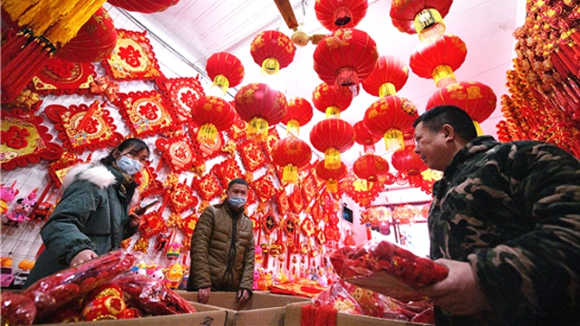 新年到！紅燈籠對(duì)聯(lián)市場俏