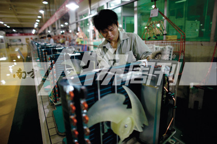 2010年5月10日，珠海格力電器工廠里，工人正在流水線上生產(chǎn)家用空調(diào)（方迎忠）