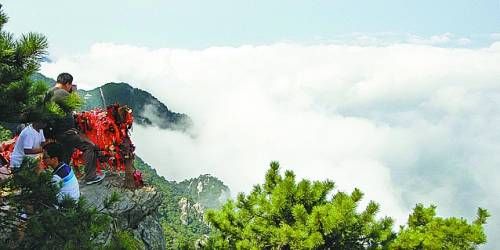  廬山云霧變幻莫測(cè)，常常轉(zhuǎn)瞬間便換了模樣。